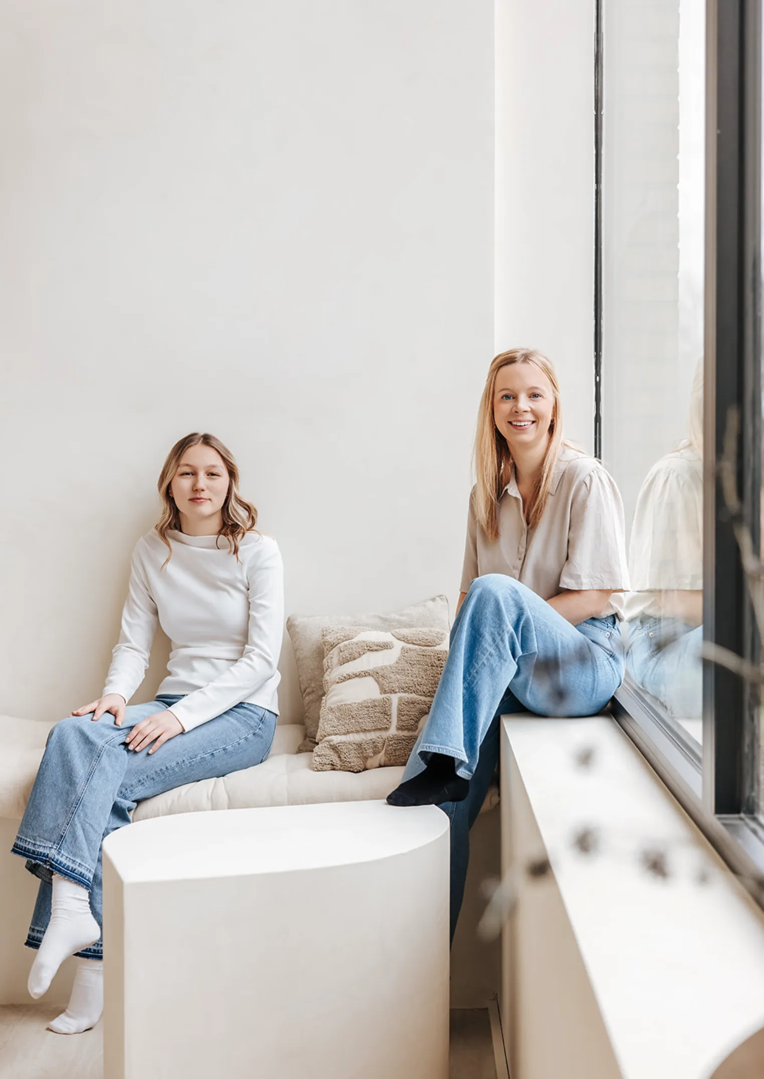 Freya en Bo samen in een lichte ruimte