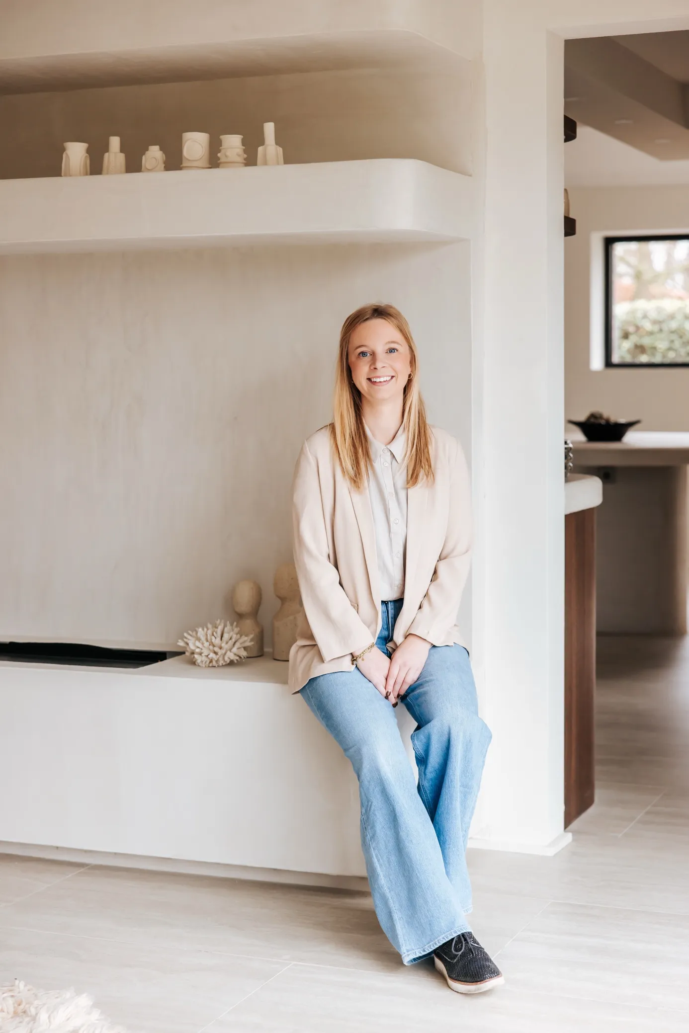Freya van The Next Plan in een afgewerkt interieur