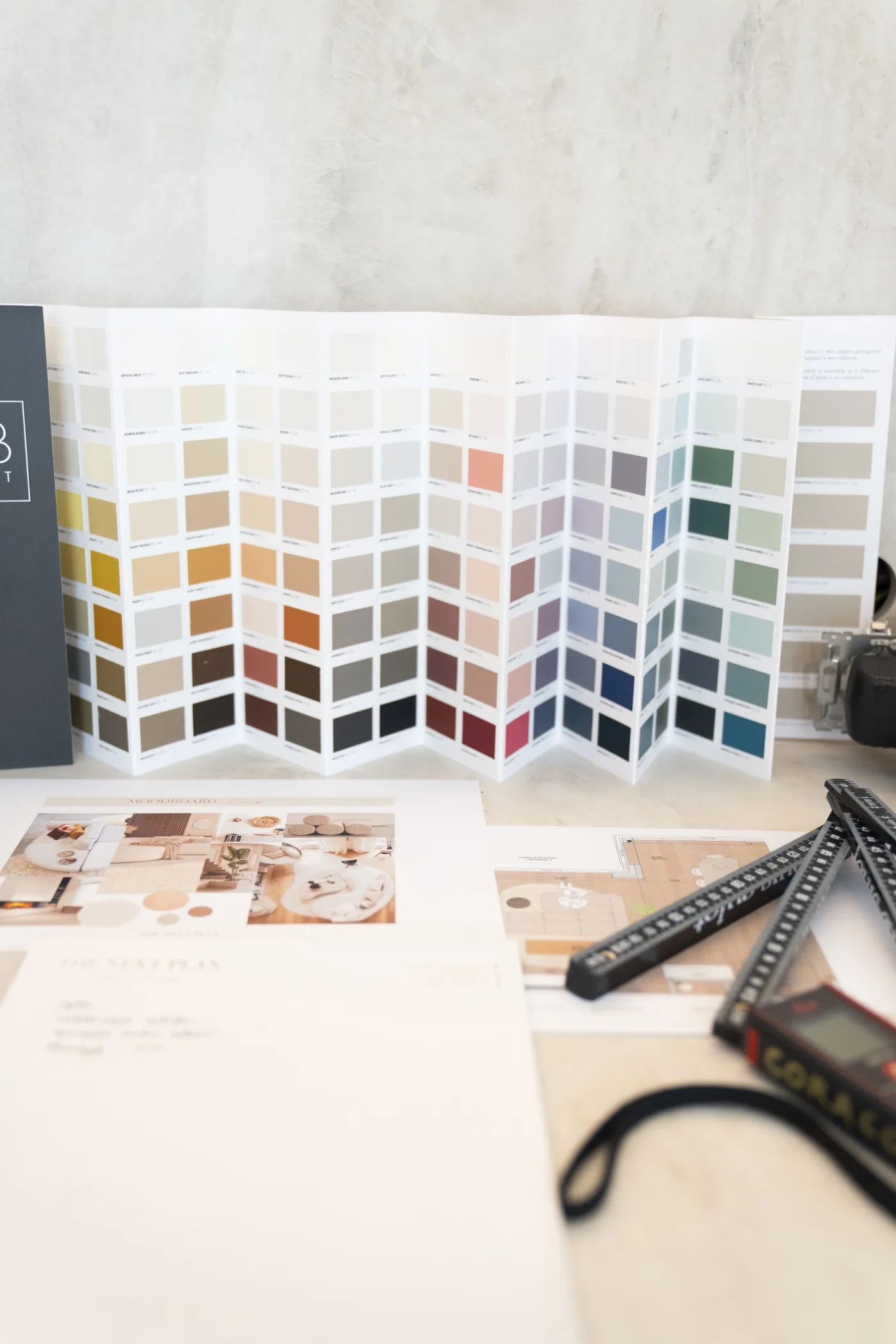 Kleurenwaaier, moodboard, grondplan en meetlat van The Next Plan