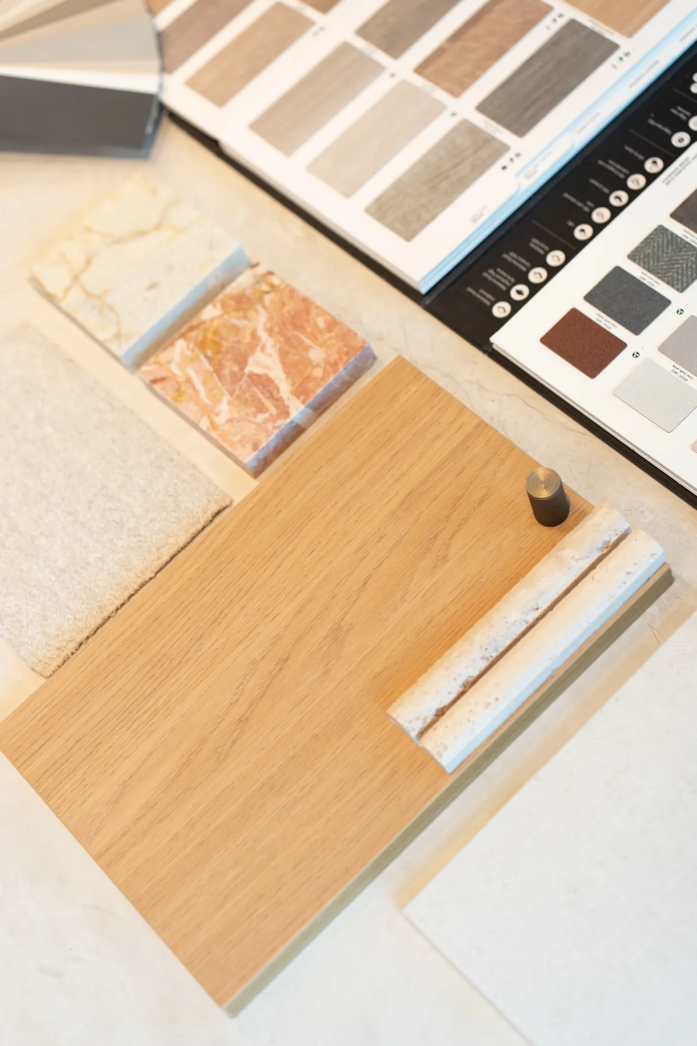 Moodboard met natuursteen, hout en kleurenwaaier