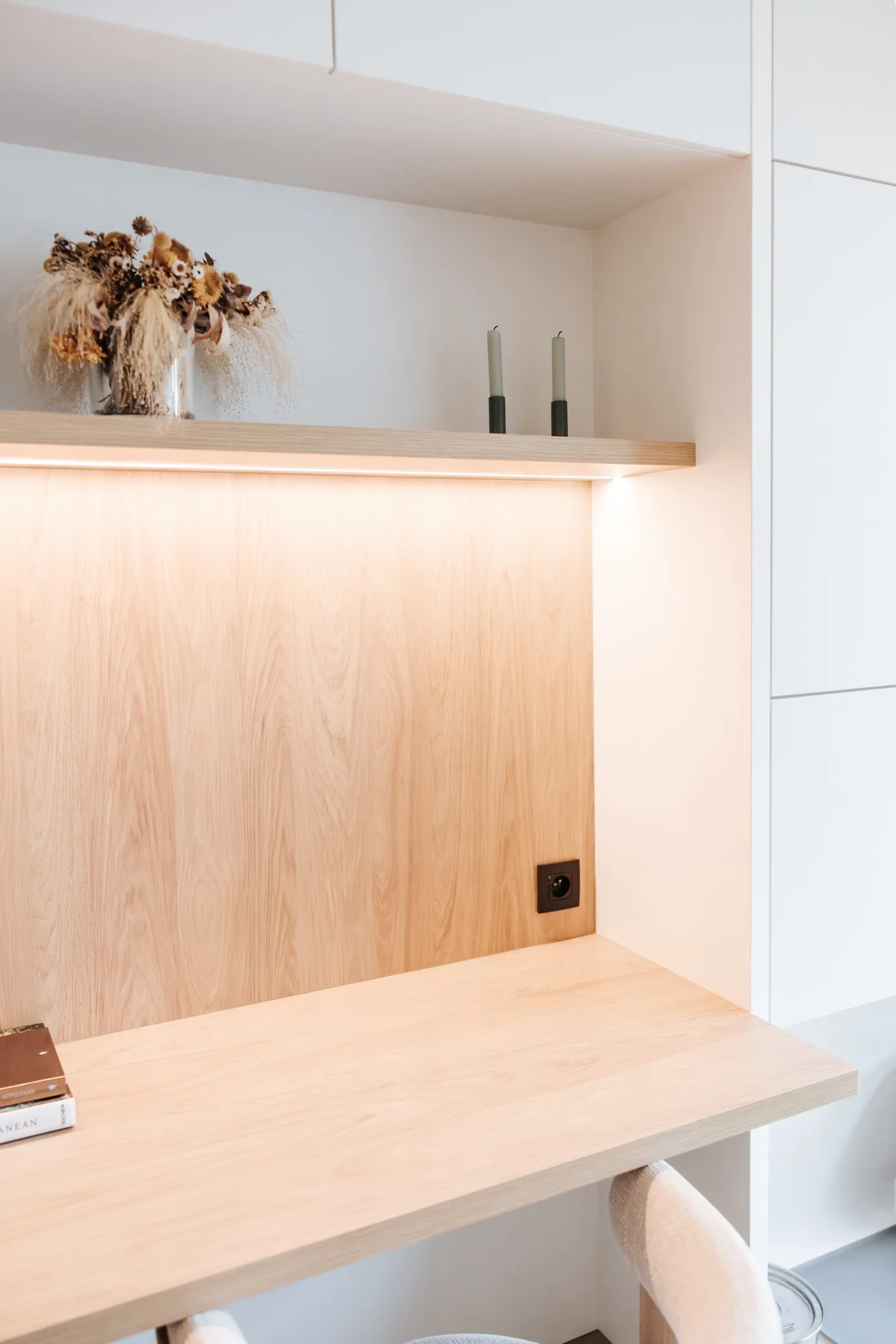 Maatwerkbureau in eik met sfeerverlichting