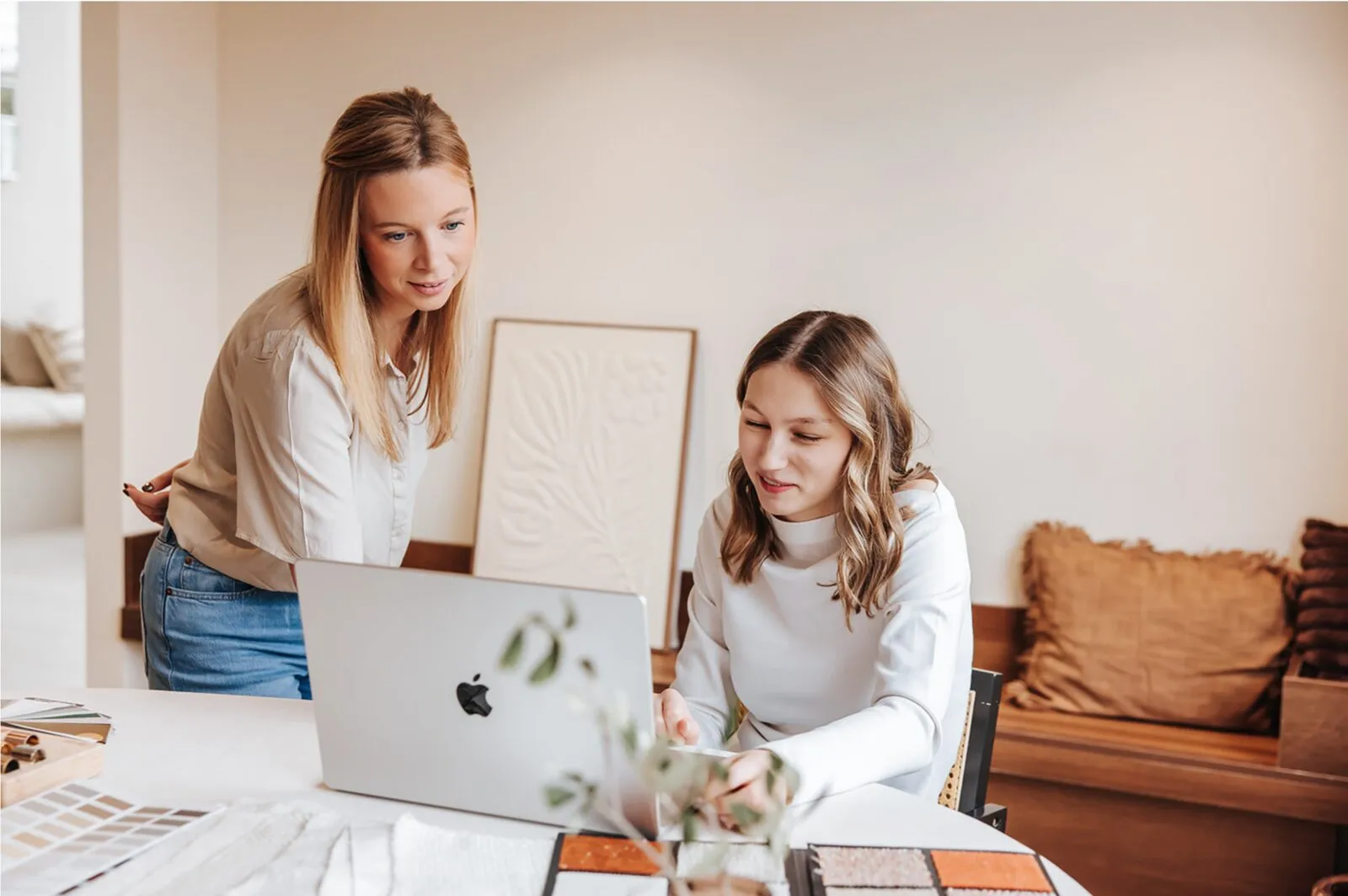 Freya en Bo van The Next Plan aan de werktafel