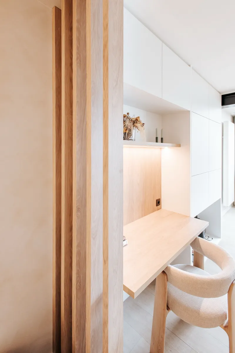 Bureau-nis met houten lattenwand