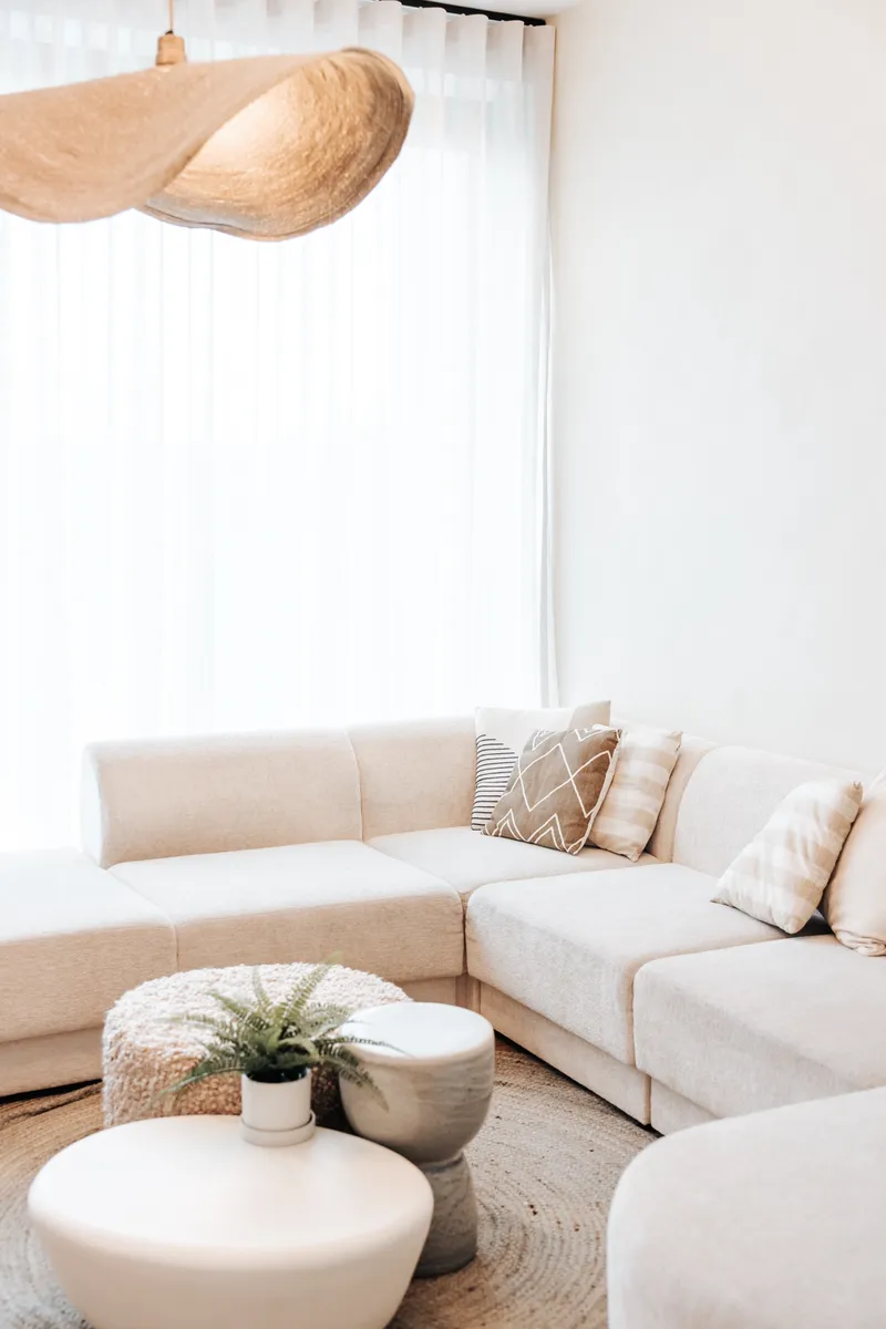 Zithoek met hoeksofa en rieten hanglamp