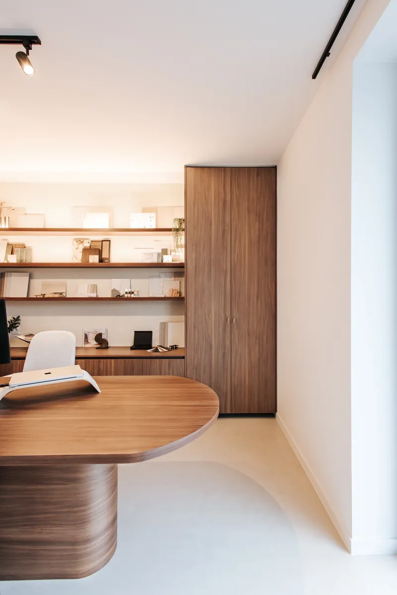 Thuiskantoor met rond maatwerkbureau in walnoot