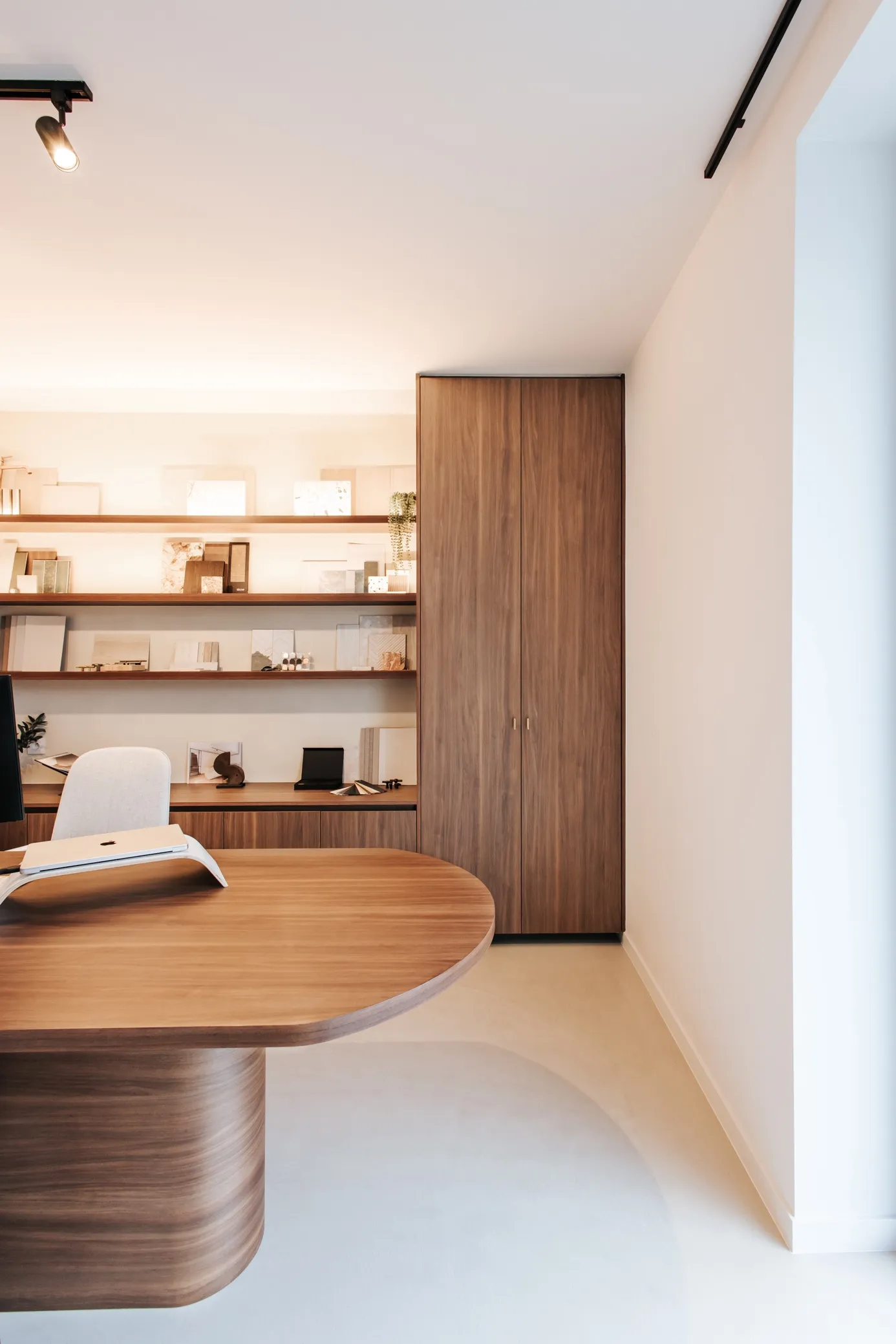 Kantoor met bureau op maat
