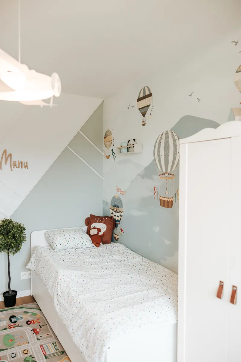 Kinderkamer met luchtballon-muurschildering