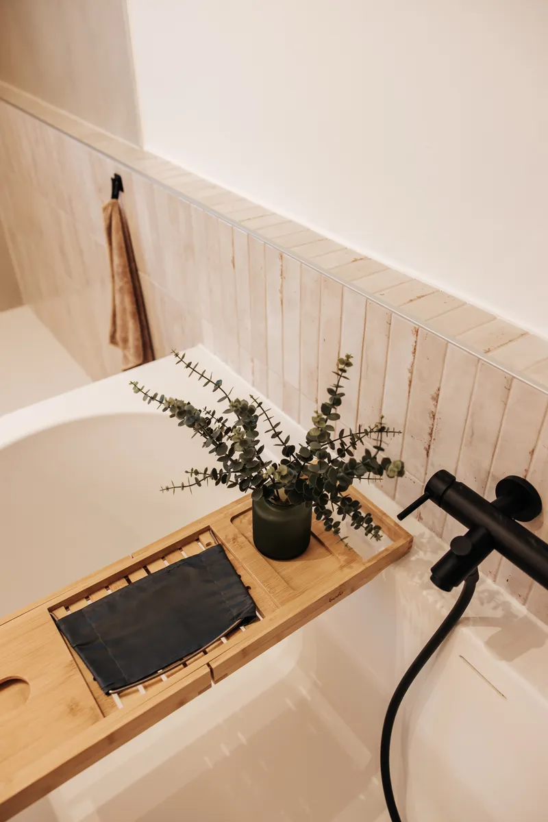 Badkamerdetail met badplank en eucalyptus