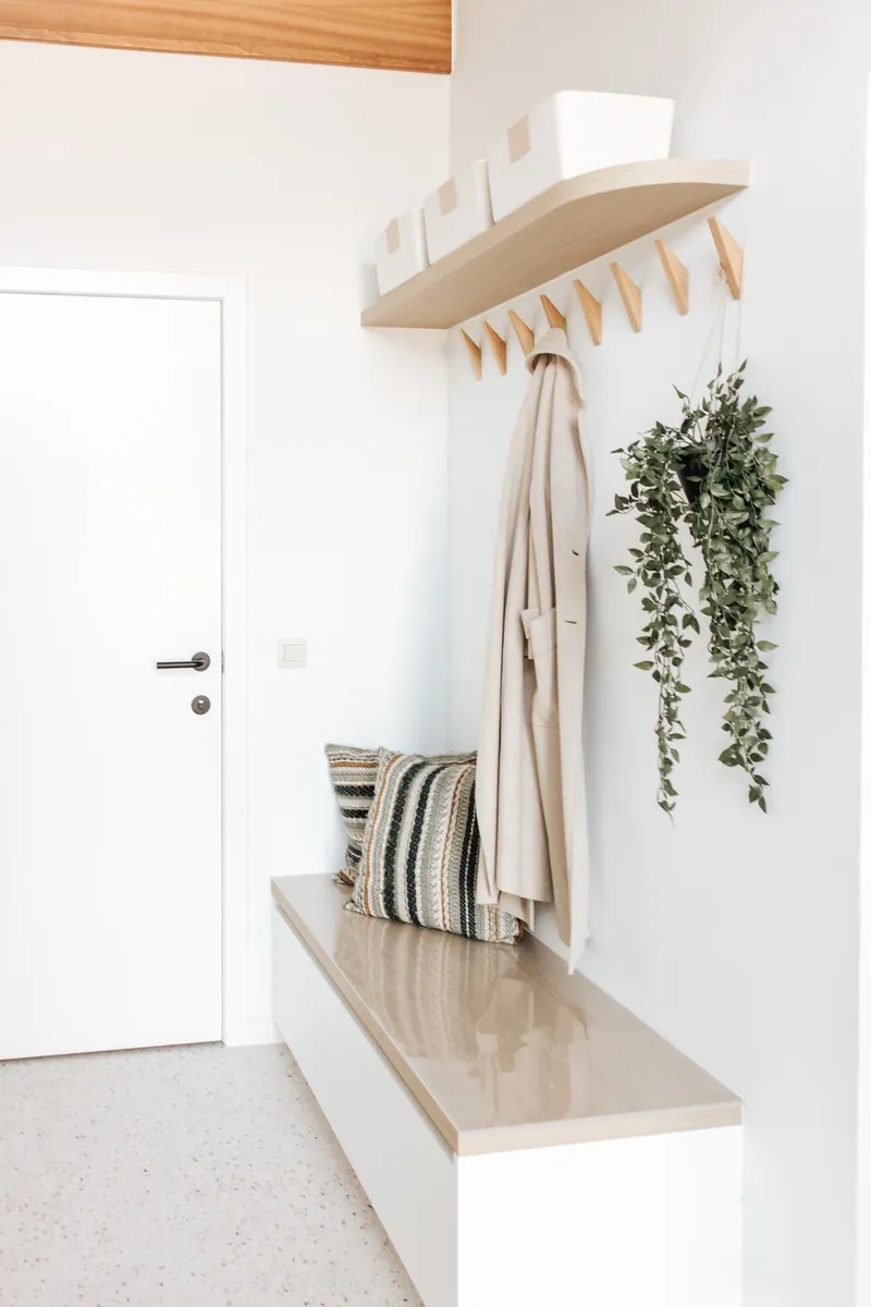 Vestiaire met zitbank en houten kapstok